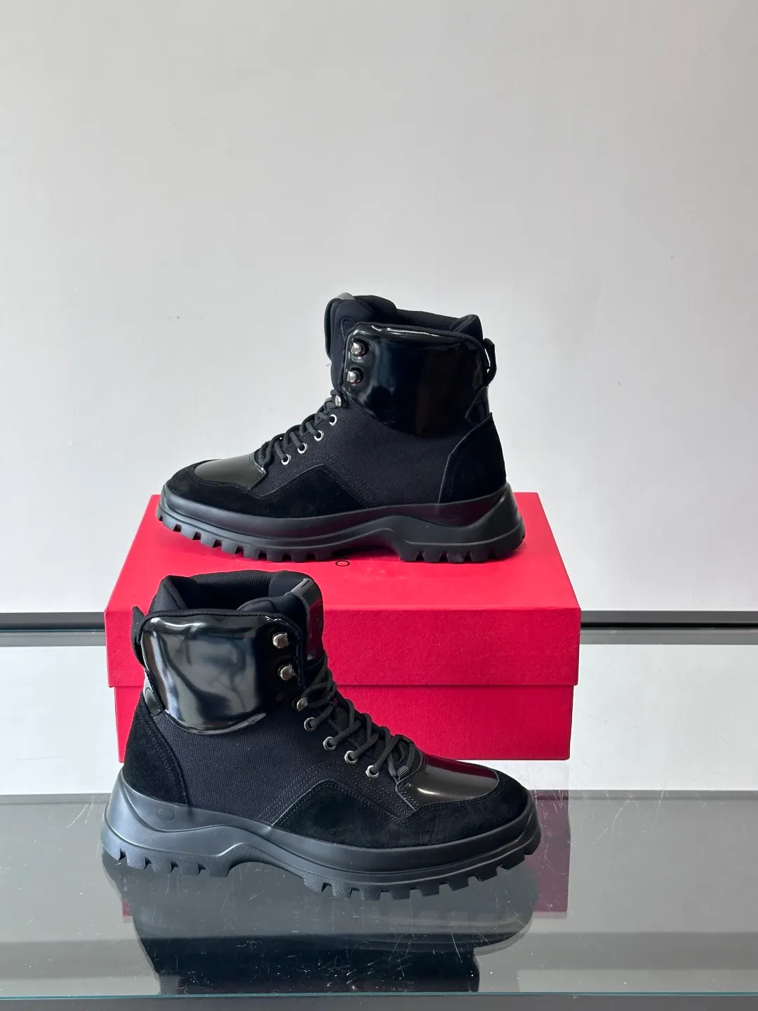 Men's shoes 💰960 Ferragamo's thick-soled lace-up short boots are made of suede + fabric splicing. They have a delicate texture and are breathable. The black rubber thick soles are wear-resistant and have strong traction. They can be worn every day outdoors! The shoelaces are super vibrant and the metal fastener details are perfect. The boot shaft is adjustable, comfortable and stable to wear. It goes well with workwear style or casual style in autumn and winter. It is warm and fashionable. It is suitable for outdoor activities or daily commuting! size: 39-44 (customized at 38.45.46)